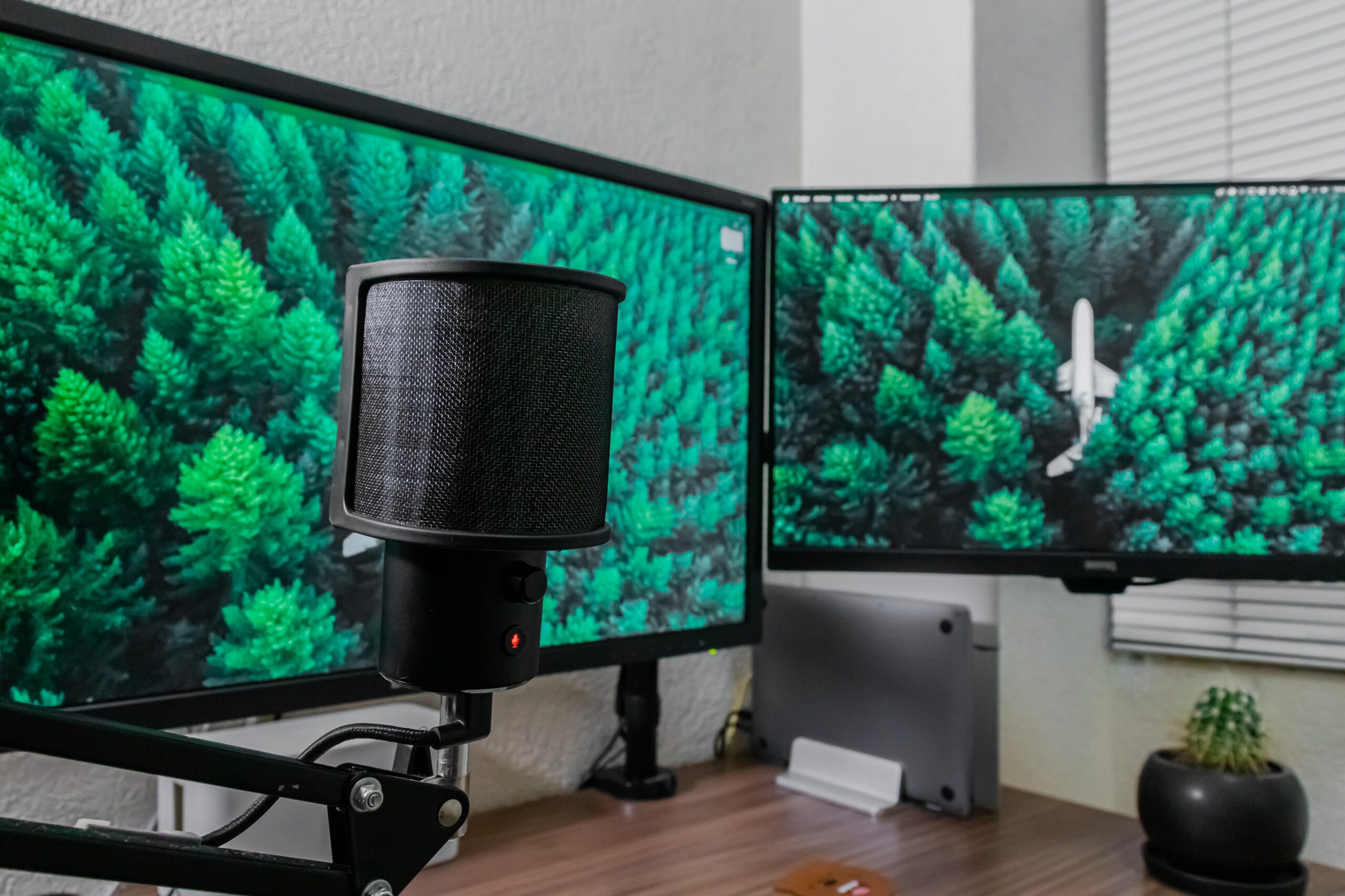 10 Best Microphones With A Built In Speaker [2021 Reviews]